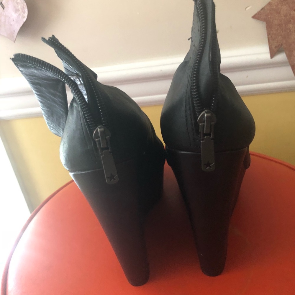 Shoes - Picture 3 of 4